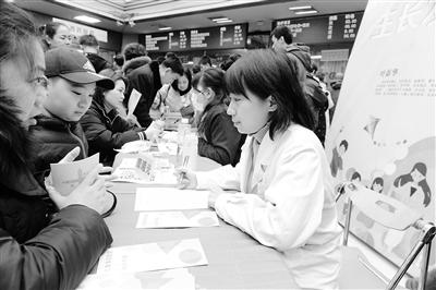 蘭州大學(xué)第一醫(yī)院舉行“新年！新高度！”兒童保健義診活動