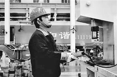 蘭州：寒夜黃河邊，他一把拉出落水大學(xué)生