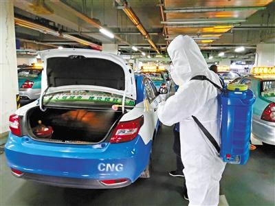 免費接送一線抗“疫”人員 蘭州奔馬雷鋒車隊，你們真棒！