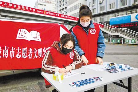 這個(gè)春天，那一抹鮮亮的“志愿紅”　——隴原志愿者戰(zhàn)“疫”記