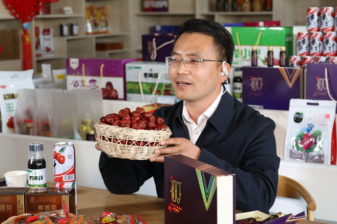 “縣長直播天團(tuán)”唱響“甘貨春之聲”，售出近30種甘貨1萬余件 開進(jìn)直播間的網(wǎng)絡(luò)扶貧博覽會，受百萬網(wǎng)友點贊 