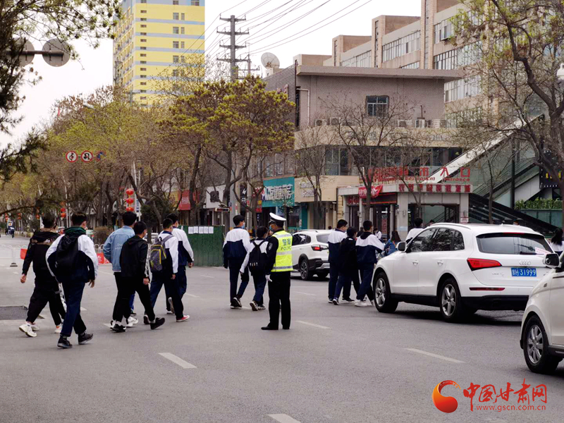 保駕護(hù)航！涼州公安交警“護(hù)學(xué)崗” 撐起“平安傘”