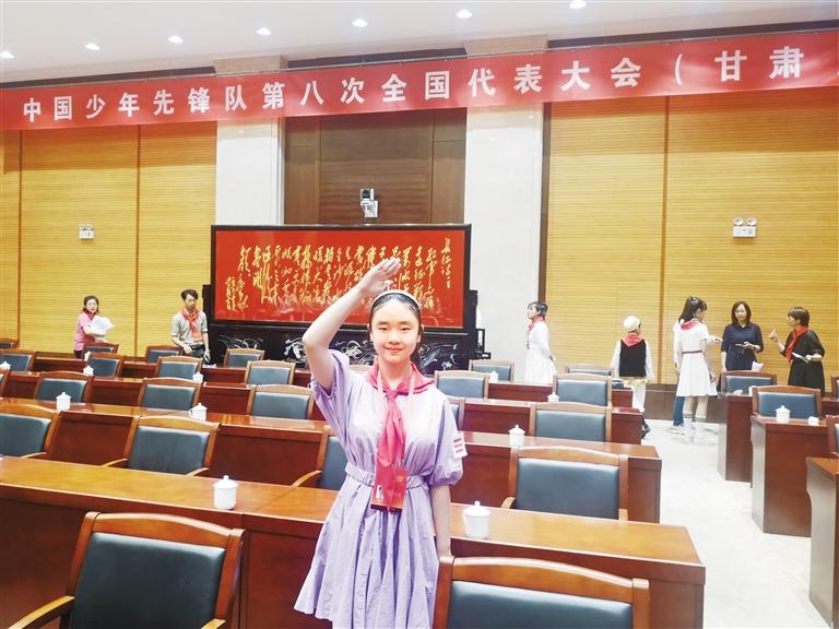 代表蘭州少先隊員參加全國少代會——這個小姑娘，攢勁！