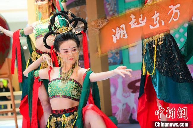 圖為今年9月5日，在重慶亮相的敦煌博物館“潮起東方”主題活動(dòng)現(xiàn)場(chǎng)。敦煌博物館供圖