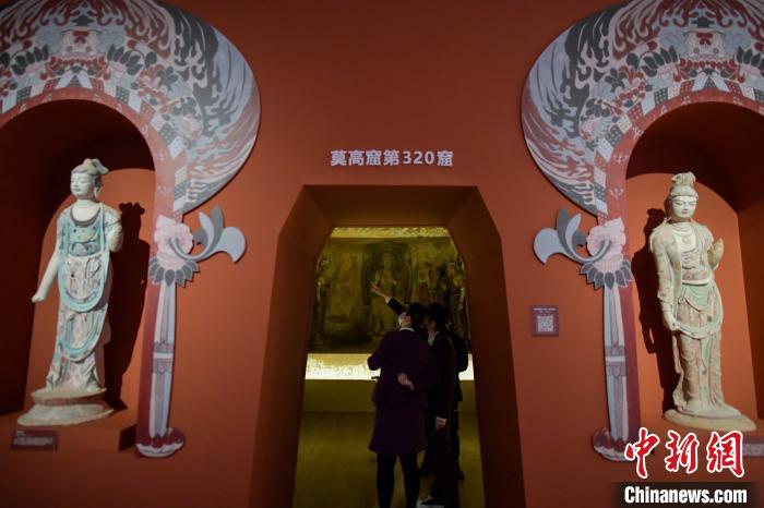 本次展覽中為觀眾呈現(xiàn)莫高窟第320窟復制洞窟。　駱云飛 攝