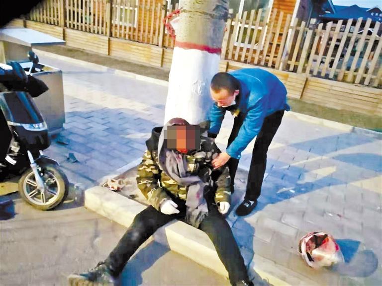 蘭州：騎摩托車男子清晨撞傷 熱心“的哥”全力救助！