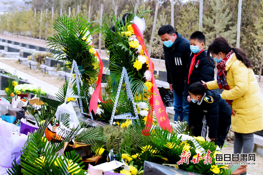 委托快遞、自發(fā)前往，社會各界在陳紅軍烈士墓前獻(xiàn)花致敬