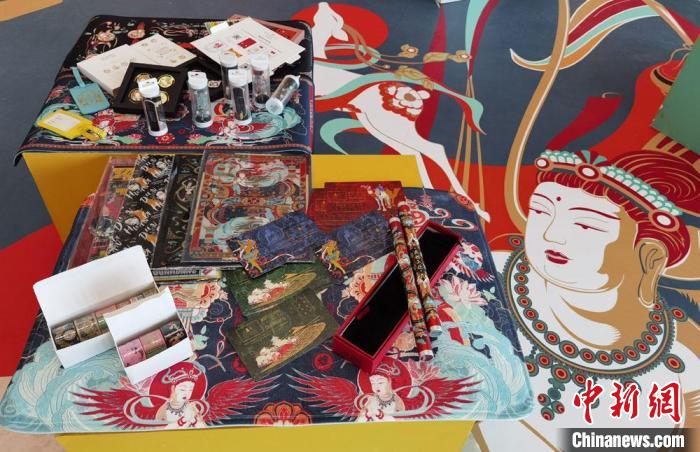 60余類敦煌主題的文創(chuàng)產(chǎn)品讓人愛不釋手?！《∷?攝