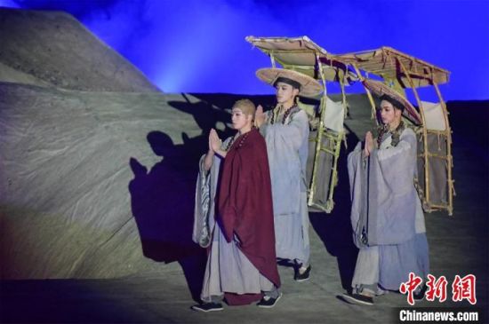 圖為演出現(xiàn)場(chǎng)，該劇獨(dú)創(chuàng)360度旋轉(zhuǎn)并前后移動(dòng)觀眾席，顛覆傳統(tǒng)劇場(chǎng)舞臺(tái)表演模式?！⊥醣筱y 攝