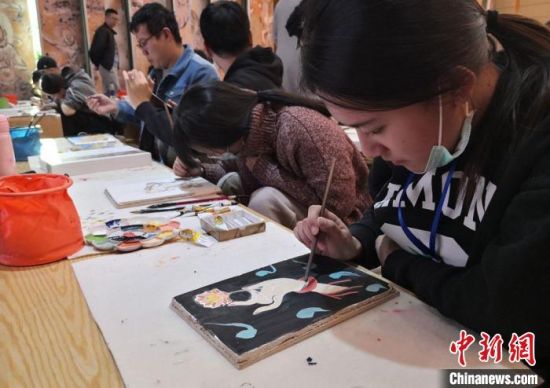 2020年10月，臺灣大學(xué)生在敦煌“莫高學(xué)堂”體驗?zāi)嗯弋嬍肿髡n?！《∷?攝