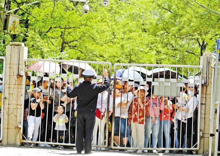 人流如潮 入園游客突破5萬 五泉山公園、蘭州市動物園昨日臨時閉園