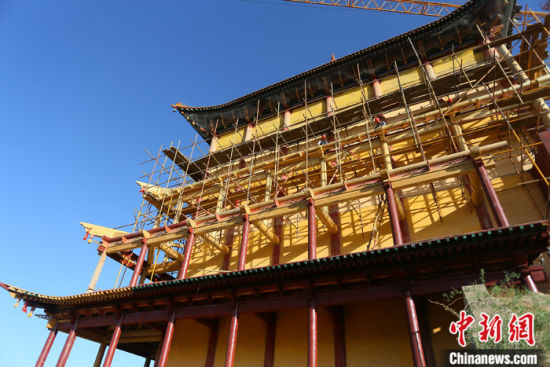 圖為5月上旬，甘肅山丹縣大佛寺內(nèi)，正在修繕中的古建筑大雄寶殿。 中新社記者 高展 攝