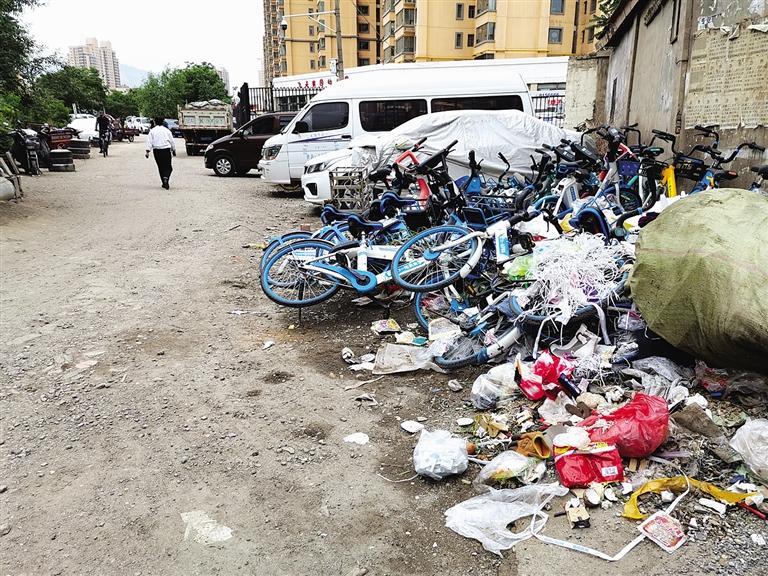 百米土路臟亂差，誰來管？經(jīng)記者協(xié)調(diào)，社區(qū)組織志愿者進(jìn)行了清理