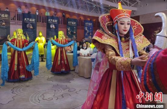 圖為中國(guó)首部邊塞史詩(shī)劇《天下雄關(guān)》首演發(fā)布會(huì)現(xiàn)場(chǎng)?！〈蘖?攝