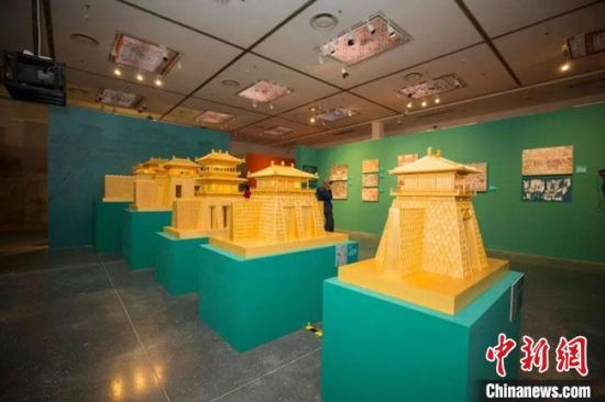 圖為呈現(xiàn)敦煌壁畫(huà)中的建筑和園林之美的復(fù)原模型。(資料圖) 敦煌研究院供圖