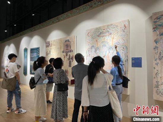 圖為展覽現(xiàn)場(chǎng)?！〗瓧顭?攝