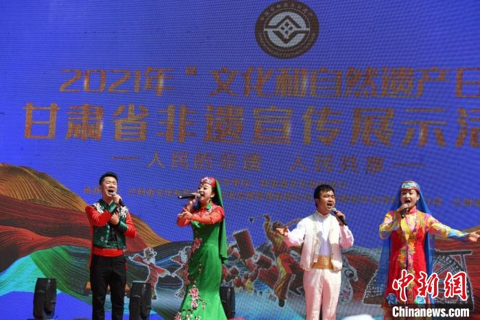圖為甘肅臨夏回族自治州非遺傳承人演唱花兒?！钇G敏 攝