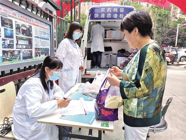“你送我檢”現(xiàn)場查 食品安全有保障 農藥殘留快檢車開進蘭州菜市場