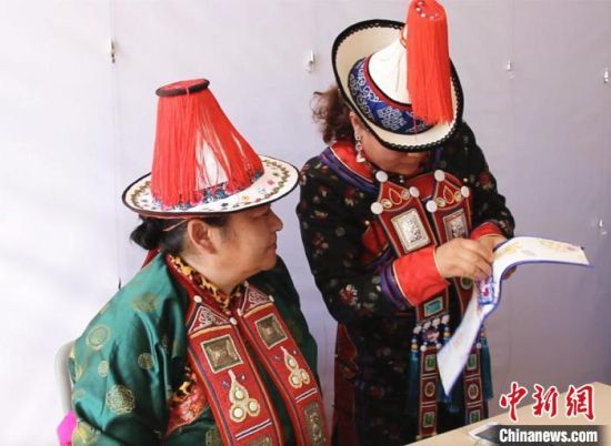 圖為用活態(tài)傳習(xí)的模式促進(jìn)裕固族非物質(zhì)文化遺產(chǎn)的保護(hù)傳承?！∈缝o靜 攝