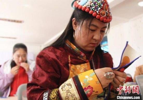 圖為裕固族婦女學(xué)習(xí)刺繡?！∈缝o靜 攝