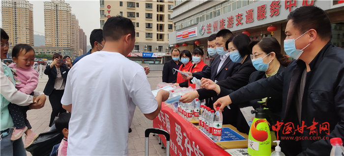 【我為群眾辦實事】甘肅隴運(yùn)快客:情暖車廂 愛在旅途