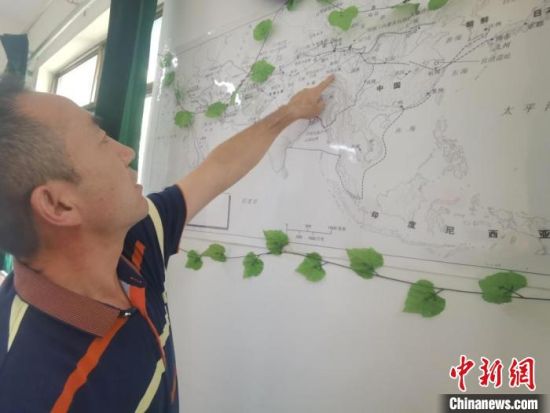 圖為甘肅省社會(huì)科學(xué)院絲綢之路研究所所長(zhǎng)侯宗輝指出《絲綢之路古文明》課題組考察線(xiàn)路?！￠Z姣 攝