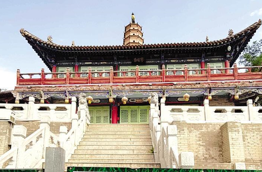 白塔寺閉門謝客，何時開放？管理處：白塔基礎(chǔ)出現(xiàn)病害圍擋施工，預(yù)計年底前完工
