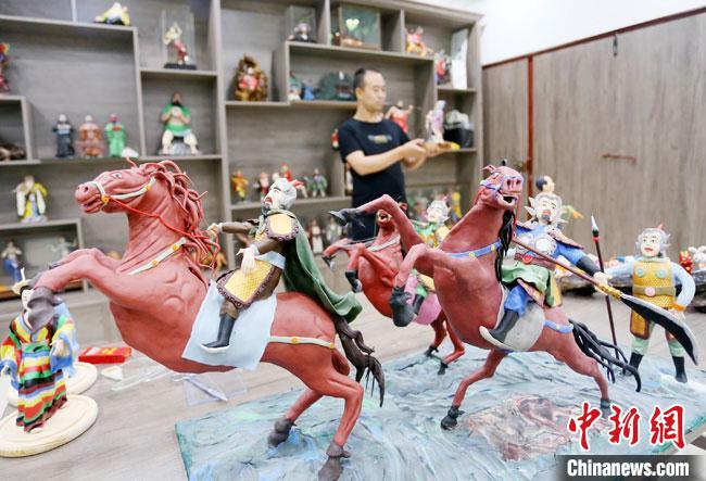 安秋平是成州面塑第五代傳承人，也是當地唯一堅守面塑制作的人?！「哒?攝
