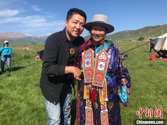 圖為拍攝紀錄片《西茂的婚禮》期間，張輝剛(左)與裕固族老人合影留念。(資料圖) 張輝剛供圖