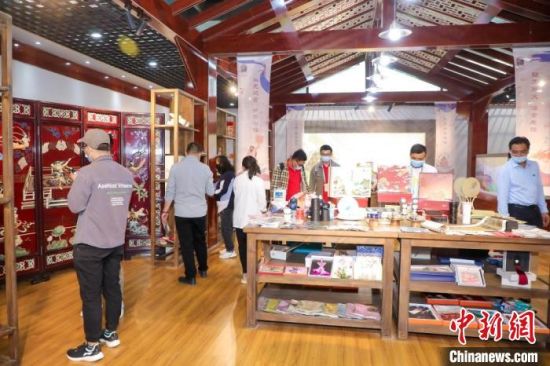 圖為甘肅“一會(huì)一節(jié)”期間，位于敦煌的天水市展館中，民眾觀賞文創(chuàng)產(chǎn)品?！「拭C省文化和旅游廳供圖