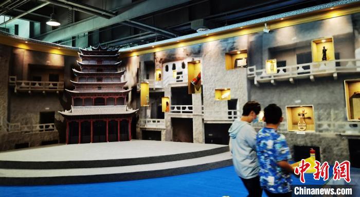 該展覽還借助科技手段，復原“藏經洞”場景，將莫高窟“搬進”展廳?！《∷?攝