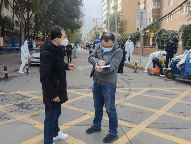 蘭州市紀委監(jiān)委干部下沉一線詳細詢問疫情防控情況。.jpg