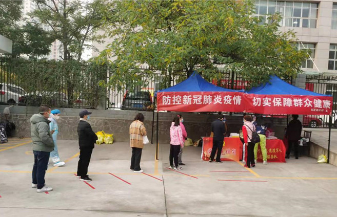 城關區(qū)紀委監(jiān)委各監(jiān)督檢查組督促各街道核酸檢測點落實“一米線”制度。.jpg