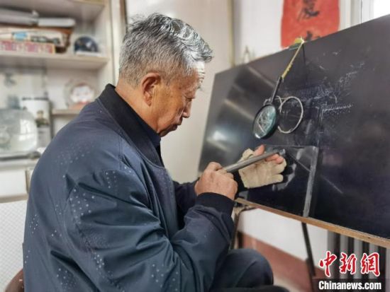 圖為陶世清在創(chuàng)作中?！钅?攝