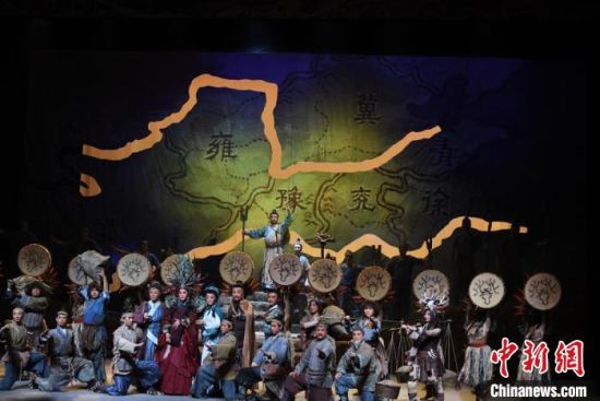 作為隴劇“梅花”，雷通霞在《大禹治水》中甘當(dāng)“綠葉”，該劇推出后，反響十分熱烈。(資料圖) 楊艷敏 攝