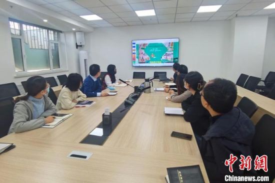 圖為甘肅教育出版社《寫給青少年的敦煌故事》叢書項(xiàng)目組，探討圖書封面設(shè)計(jì)?！￠Z姣 攝