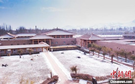 圖為雪落大漠古堡——敦煌山莊?！⊥醣筱y 攝