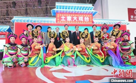 11月26日，“甘肅團(tuán)”在首屆中國(guó)(武漢)文化旅游博覽會(huì)展區(qū)的“土家大戲臺(tái)”，與“湖北團(tuán)”互訪(fǎng)交流。　甘肅省文化和旅游廳供圖