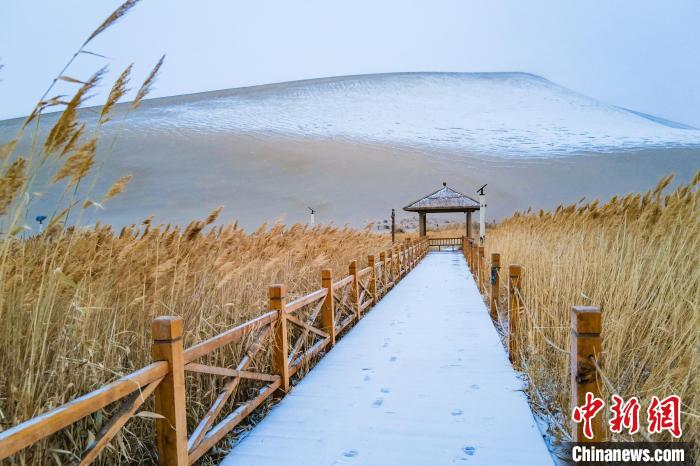 2021年11月28日，在敦煌鳴沙山月牙泉景區(qū)，沙雪交融，更顯北國風情?！⊥醣筱y 攝