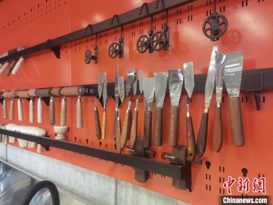 圖為徐晉林制作雕版敦煌壁畫所用工具?！￠Z姣 攝