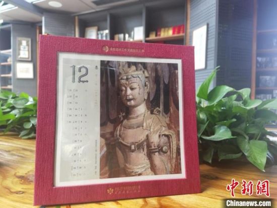 圖為徐晉林制作的敦煌題材的手工書《走進(jìn)沙漠敦煌——莫高窟與藏書票藝術(shù)》，深受讀者喜愛。　閆姣 攝