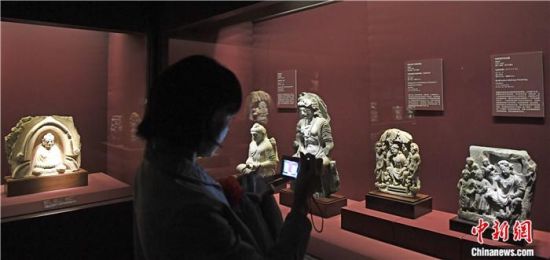 2018年8月，《平山郁夫的絲路世界——平山郁夫絲綢之路美術(shù)館文物展》在甘肅敦煌莫高窟開展。中新社記者 楊艷敏 攝