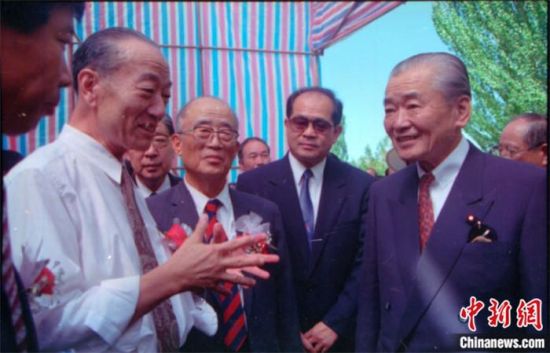 1994年8月，時任日本首相竹下登(右一)與時任敦煌研究院院長段文杰在莫高窟親切交談。中新社發(fā) 婁婕 供圖