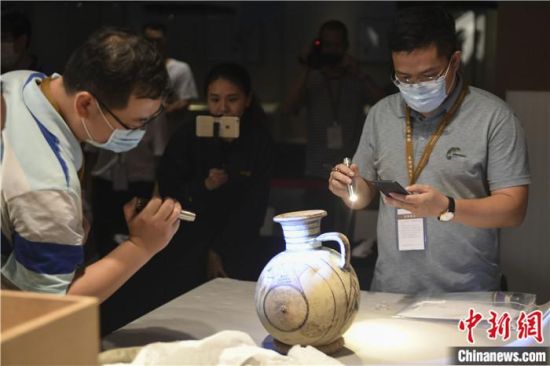 2020年6月，在長沙博物館舉行“從地中海到中國：絲路寶藏——平山郁夫絲綢之路美術(shù)館藏文物展”前，專家開箱鑒定文物。中新社記者 楊華峰 攝