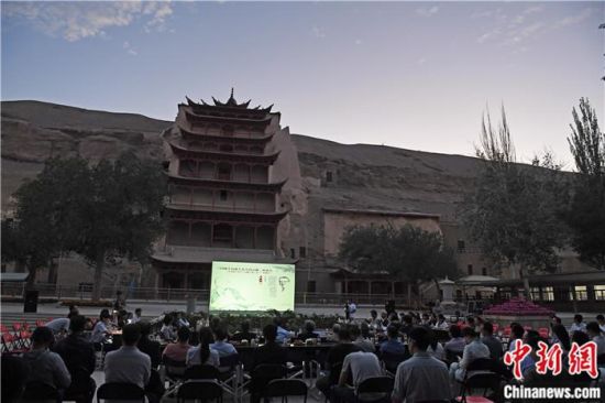 2018年8月，在敦煌莫高窟標志性建筑“九層樓”前，《回顧平山郁夫先生的貢獻》座談會舉行。來自中日兩國的專家、學者共同懷念這位情系敦煌數(shù)十載的繪畫巨匠、中日友好的文化使者、世界文化遺產(chǎn)的守護者。中新社記者 楊艷敏 攝