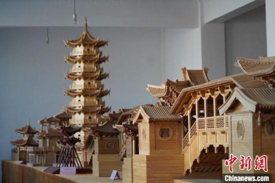 圖為古建筑模型制作技藝傳習(xí)所展廳內(nèi)的微縮古建筑作品?！【琶赖┰?　攝