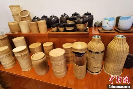 圖為展陳的一件件精致可愛(ài)的竹編農(nóng)具工藝品。　馮志軍 攝