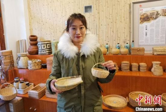 40多種精小玲瓏、純手工制作的新型盛食容器、居家工藝品等，每一件都令人愛(ài)不釋手。　馮志軍 攝