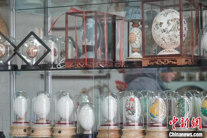 圖為吳義澤收藏柜內(nèi)的蛋雕作品?！【琶赖ぴ?攝