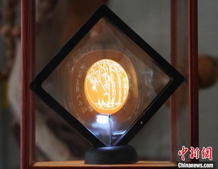 圖為吳義澤新包裝給蛋雕呈現(xiàn)立體感。　九美丹增 攝